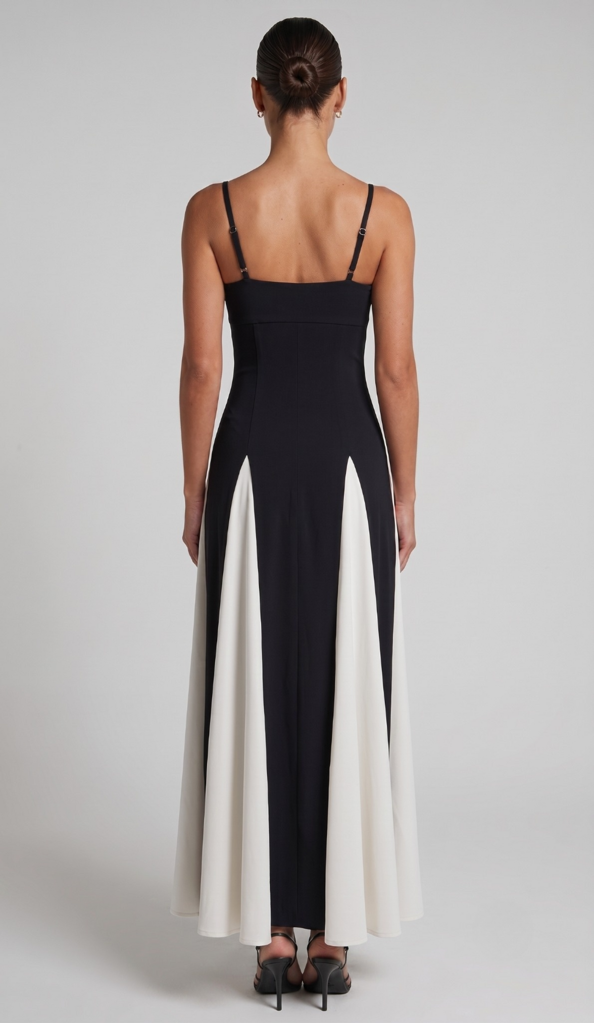 Figurbetontes Kontrastkleid