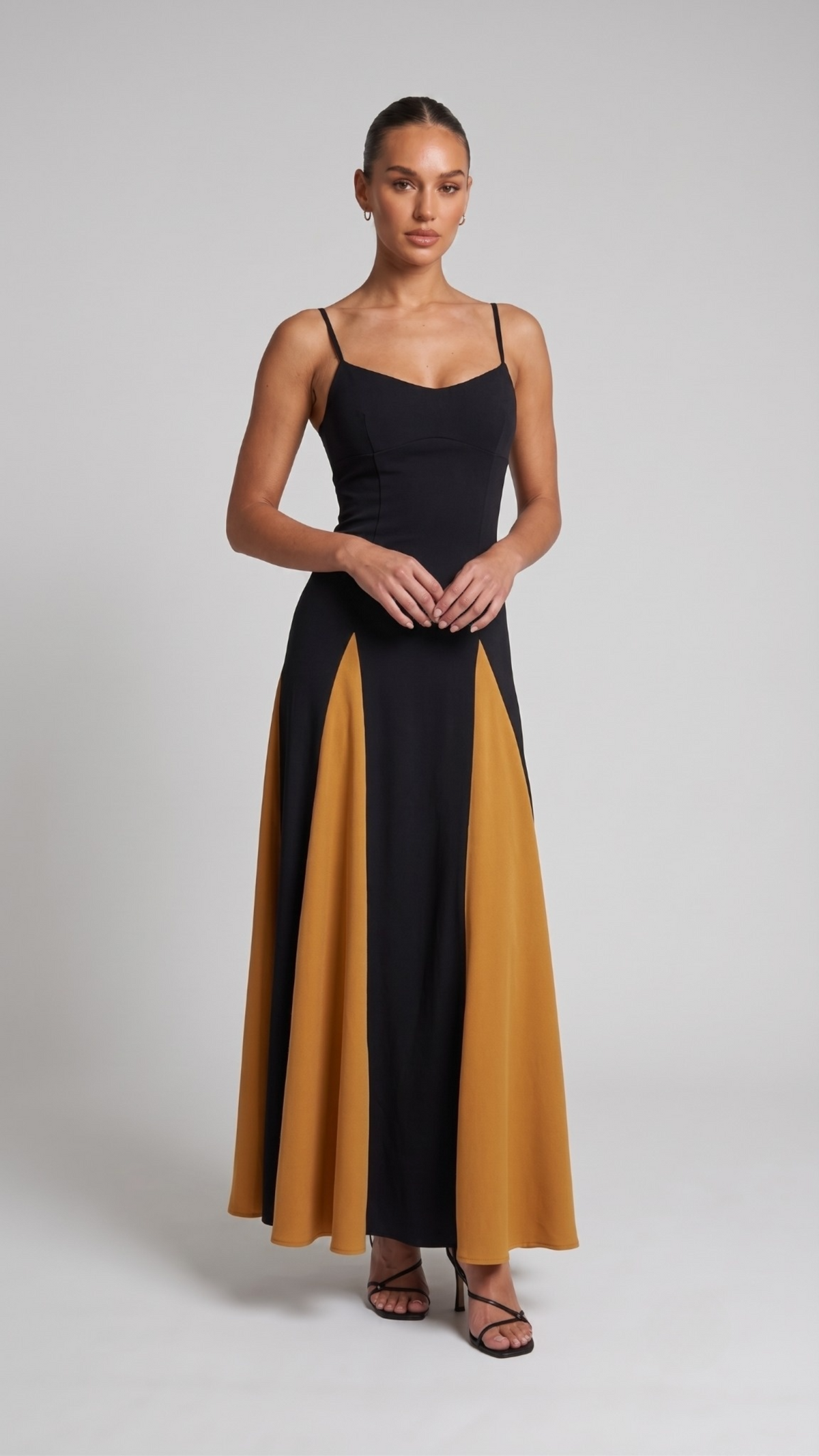 Figurbetontes Kontrastkleid